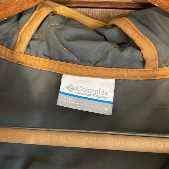 EUC Columbia Pilsner vest, tan/harvest gold, Small snap closure- w/o hood cord - Picture 2 of 4